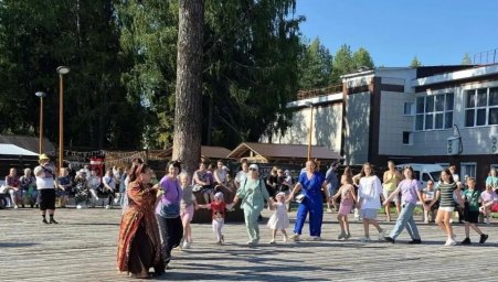 Петр и Марина Суховы наполнили Мирный песнями в честь основания космодрома Плесецк и Дня города Петр и Марина Суховы наполнили Мирный песнями в честь основания космодрома Плесецк и Дня города